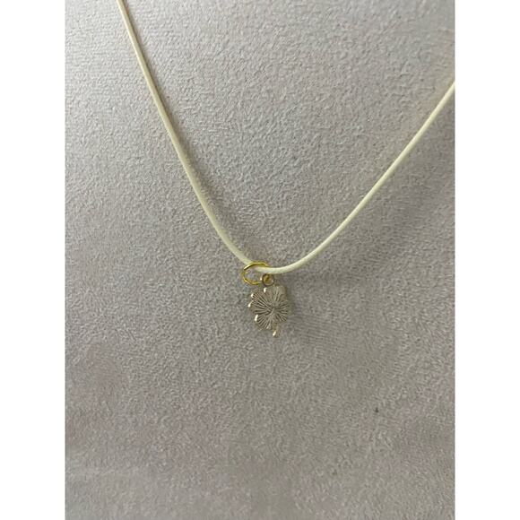 Bright green shamrock pendant necklace - Picture 3 of 5